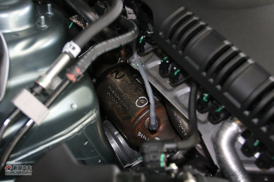 奥迪A4L发动机舱及悬挂