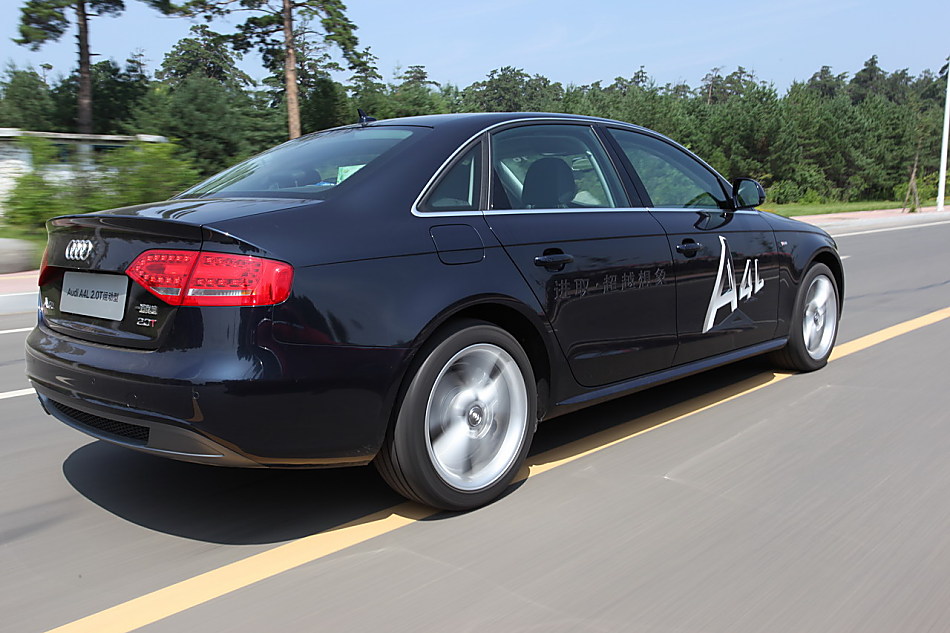 A4L 2.0T运动版外观图片