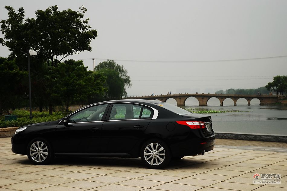 雷诺纬度外观实拍