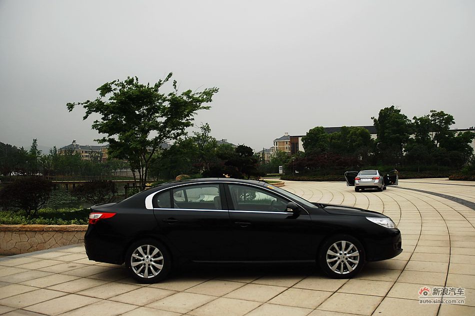 雷诺纬度外观实拍