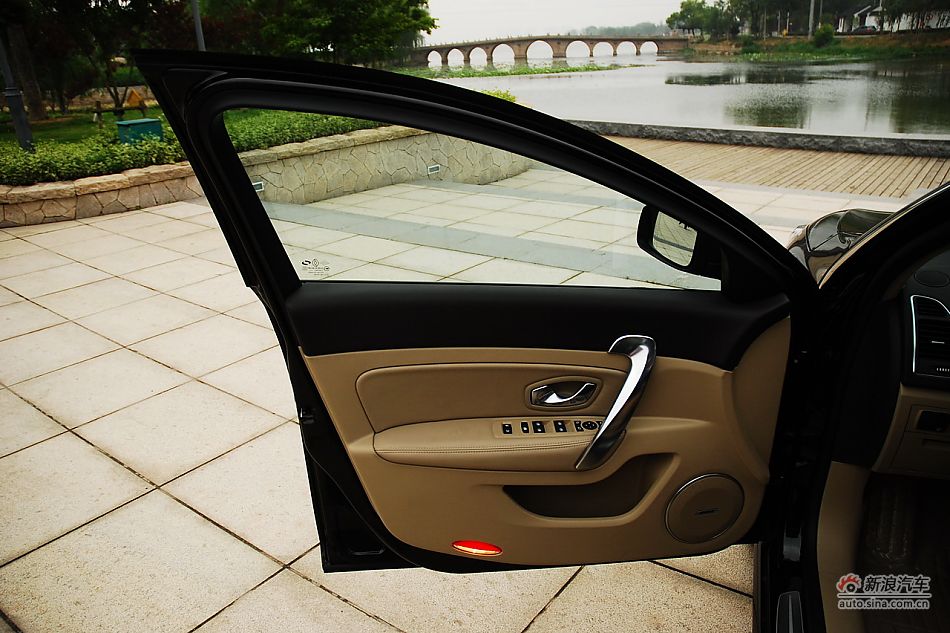 雷诺纬度内饰功能实拍