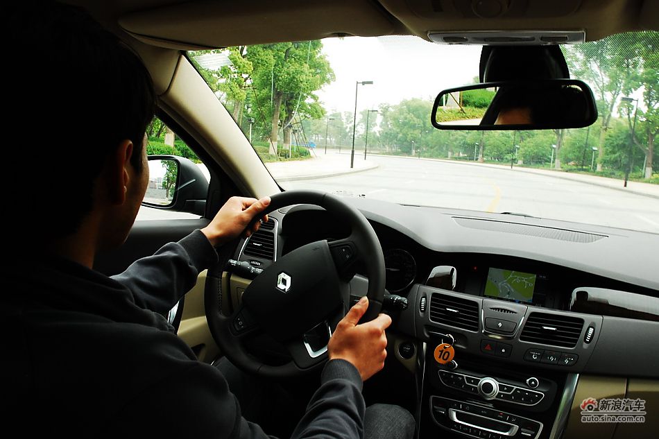 雷诺纬度试车实拍