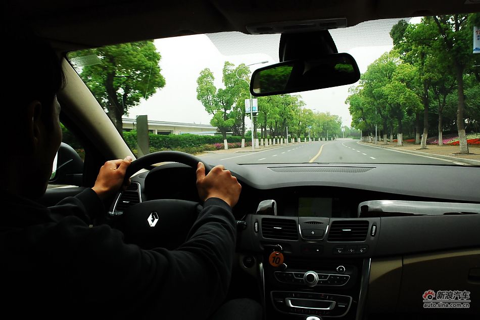 雷诺纬度试车实拍