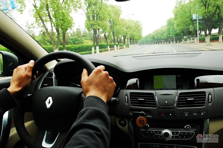 雷诺纬度试车实拍
