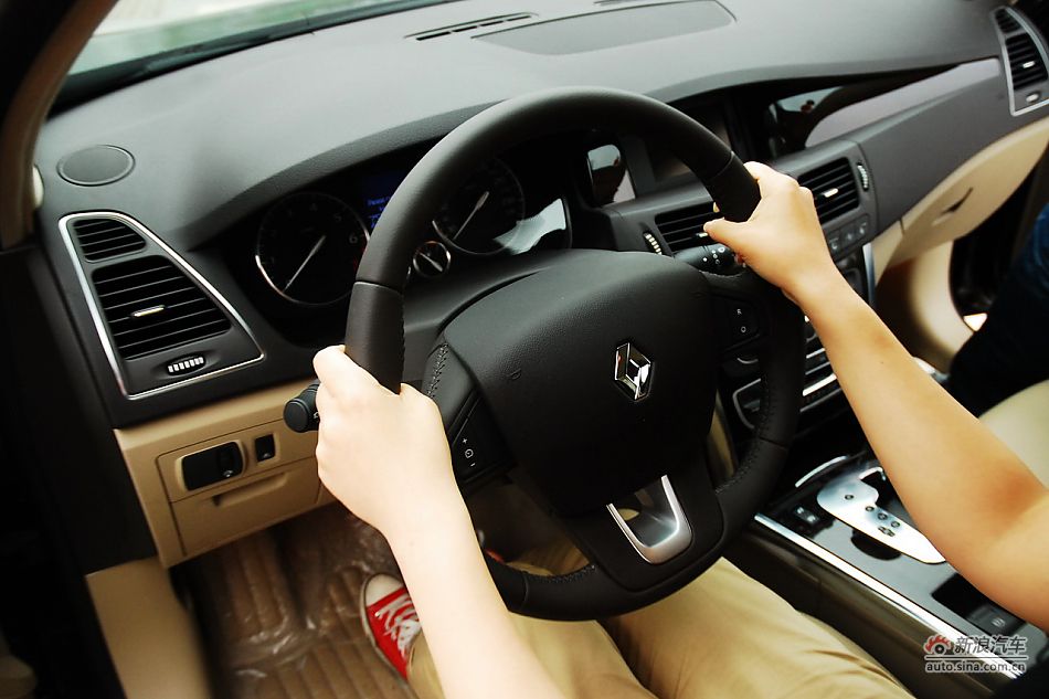 雷诺纬度内饰功能实拍