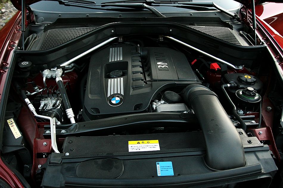 宝马X6 xDrive 35i引擎细节