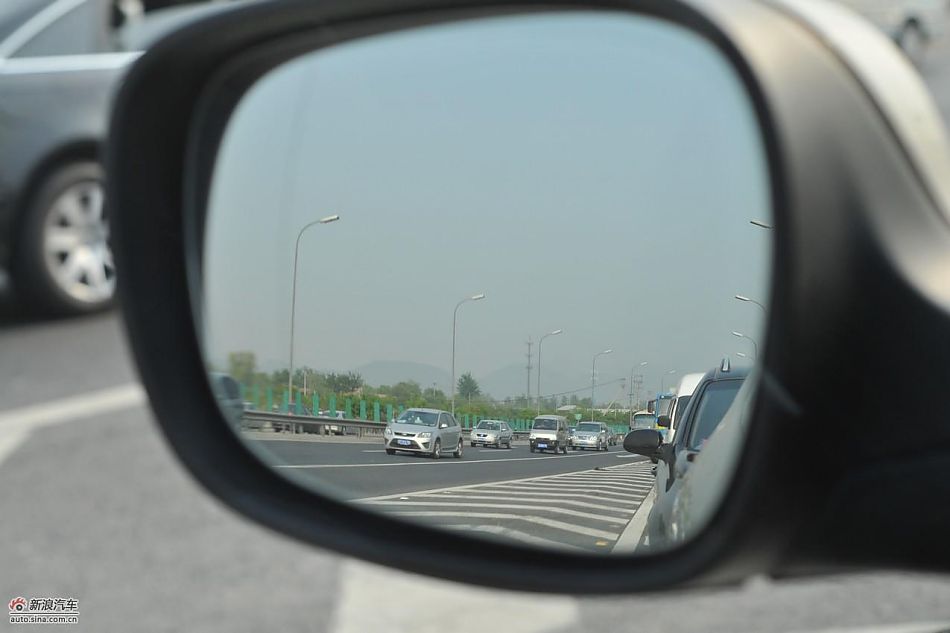 宝马X1 xDrive28i动力及悬挂单元