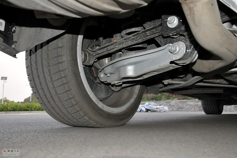 宝马X1 xDrive28i动力及悬挂单元