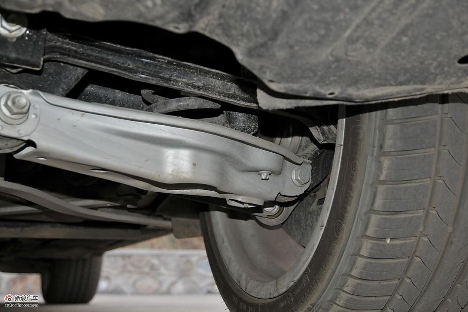 宝马X1 xDrive28i动力及悬挂单元