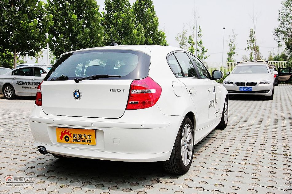 2011款宝马120i自动外观图片