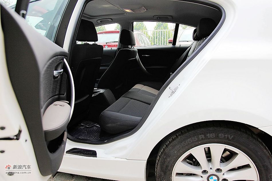 宝马120i自动车内空间图片