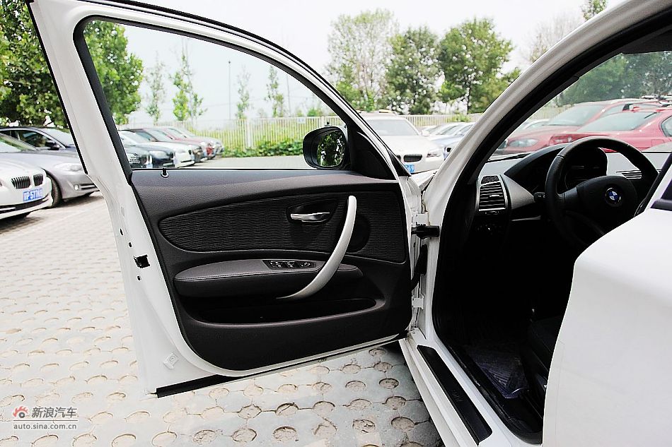 宝马120i自动车内空间图片
