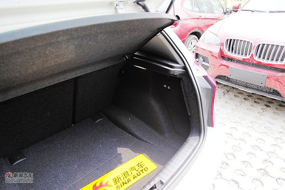 宝马120i自动车内空间图片