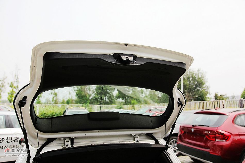 宝马120i自动车内空间图片