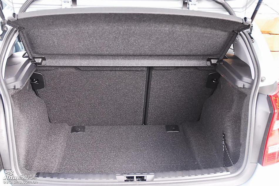 宝马1系后备厢