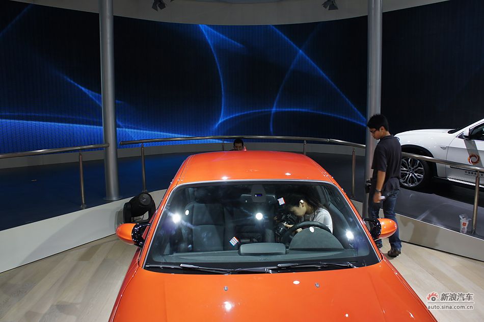 宝马1系M双门轿跑车