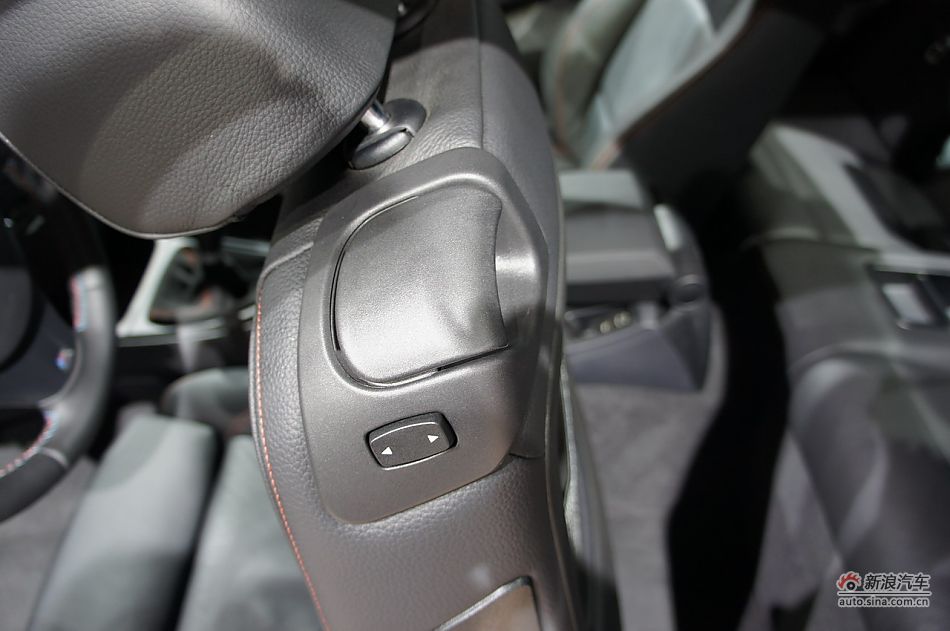 宝马1系M双门轿跑车