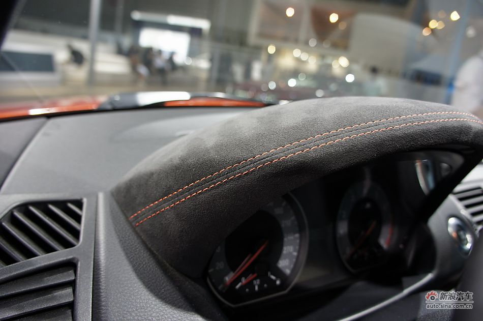 宝马1系M双门轿跑车