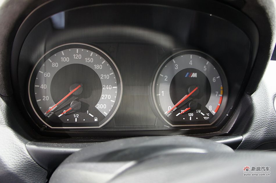 宝马1系M双门轿跑车