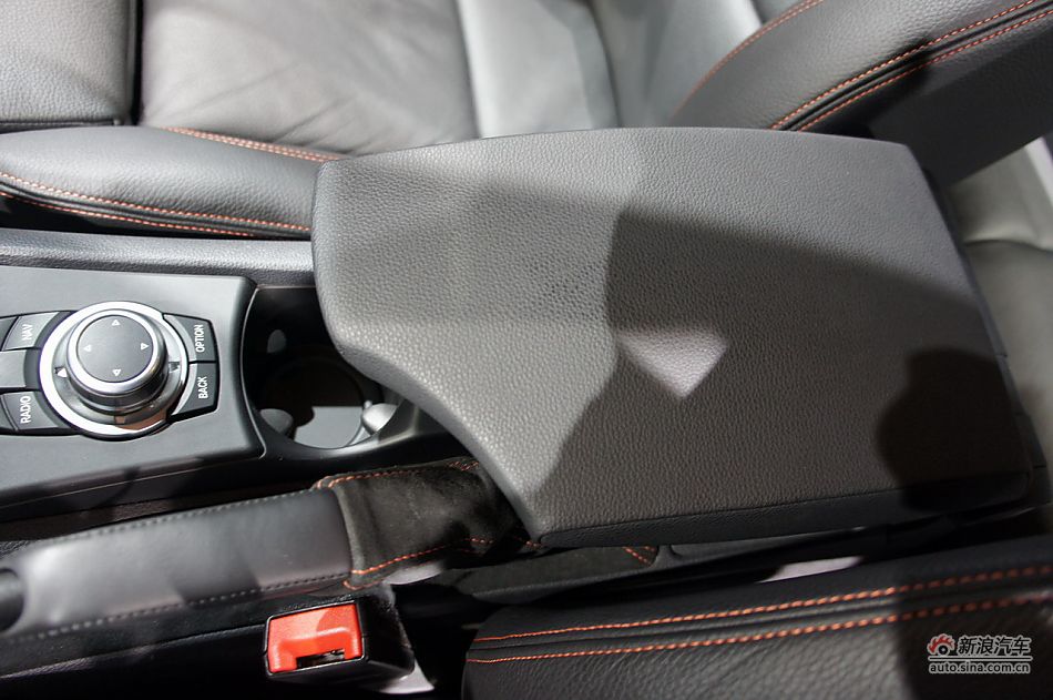 宝马1系M双门轿跑车