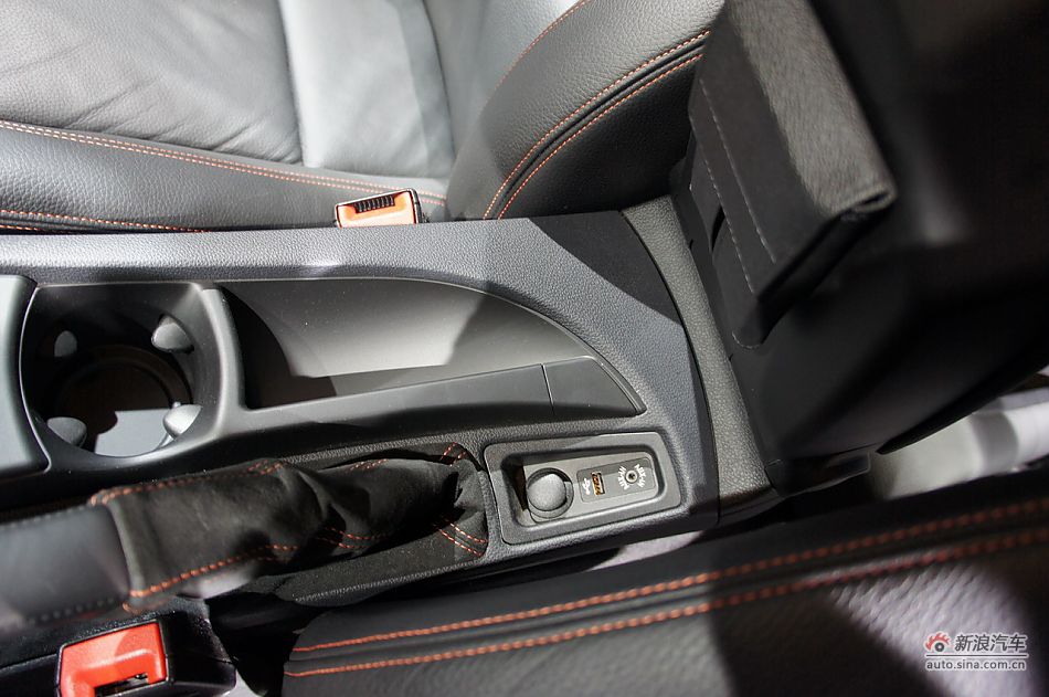 宝马1系M双门轿跑车