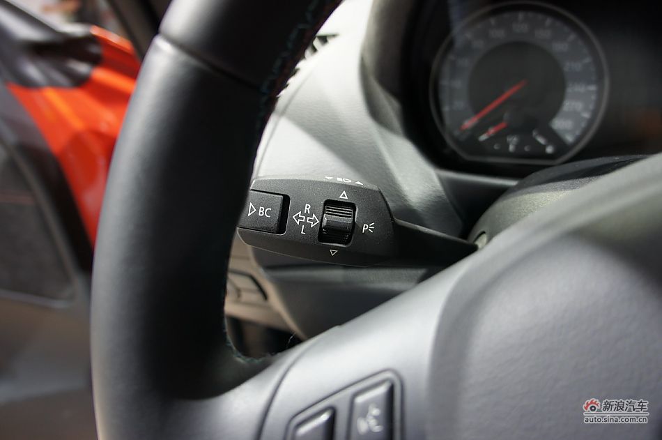 宝马1系M双门轿跑车