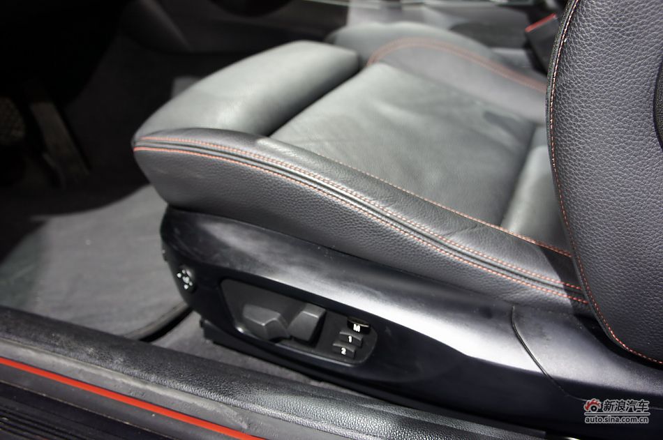 宝马1系M双门轿跑车