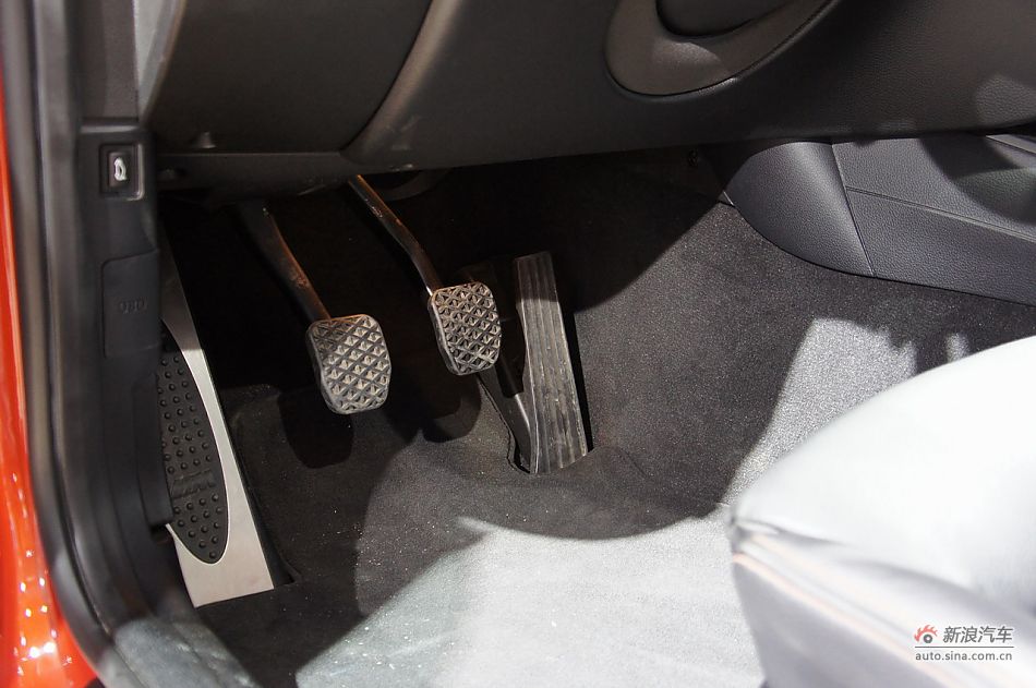 宝马1系M双门轿跑车