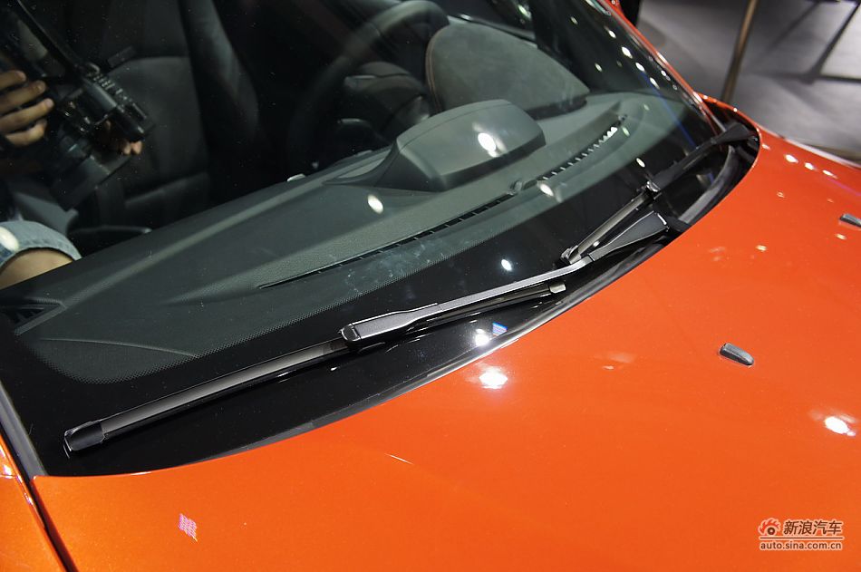 宝马1系M双门轿跑车