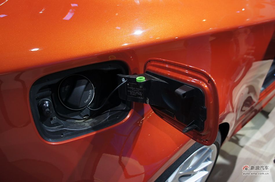 宝马1系M双门轿跑车