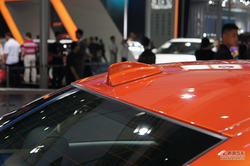 宝马1系M双门轿跑车