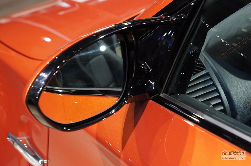 宝马1系M双门轿跑车