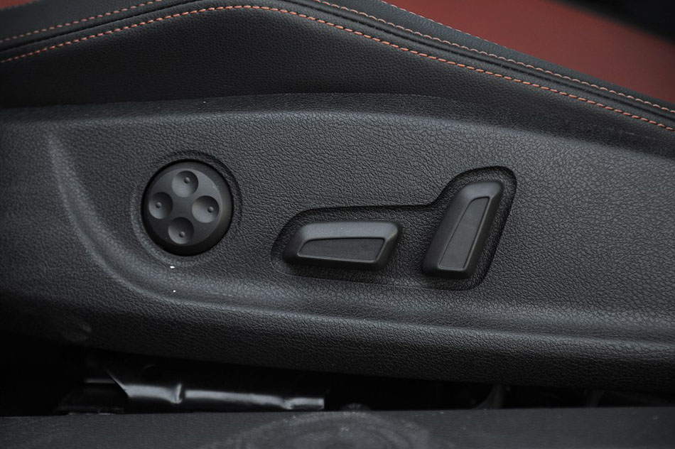 2015款 2.0TSI 豪华版 座椅空间