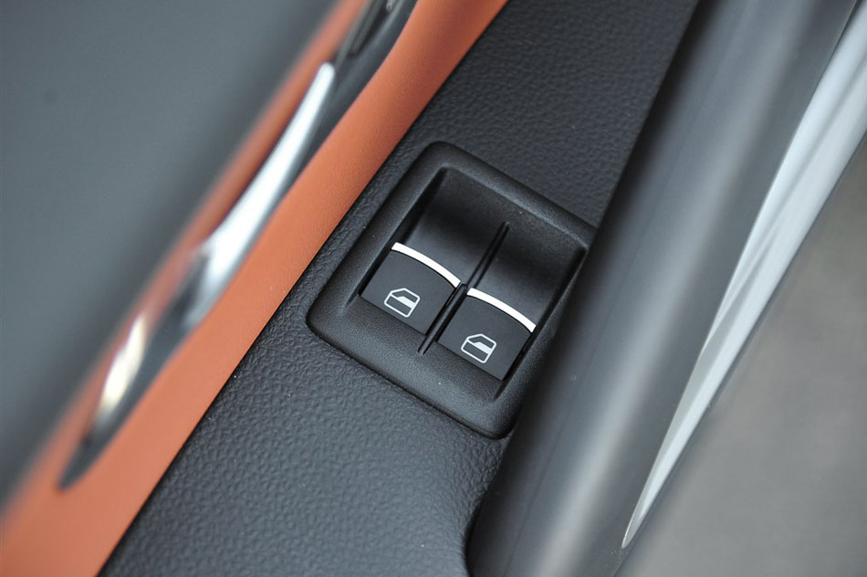 2015款 2.0TSI 豪华版 座椅空间