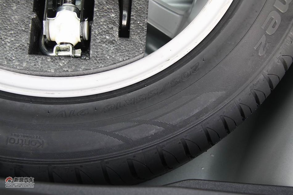 2011款高尔夫旅行轿车引擎与底盘