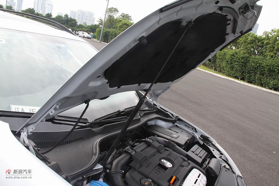 2011款高尔夫旅行轿车引擎与底盘