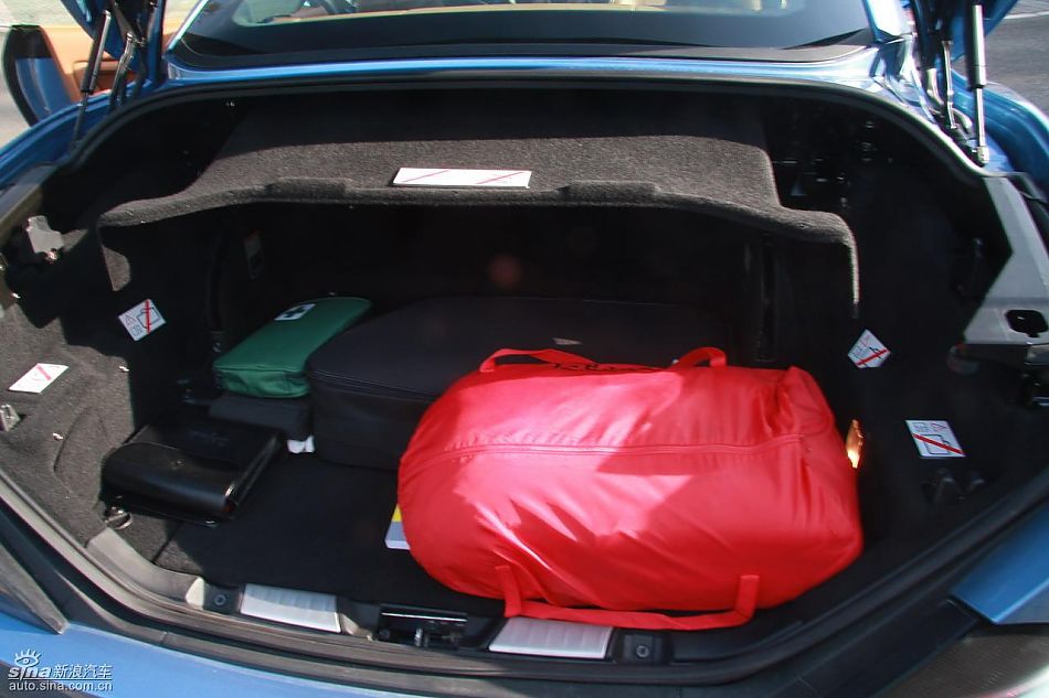 法拉利California试车实拍图发动机与细节