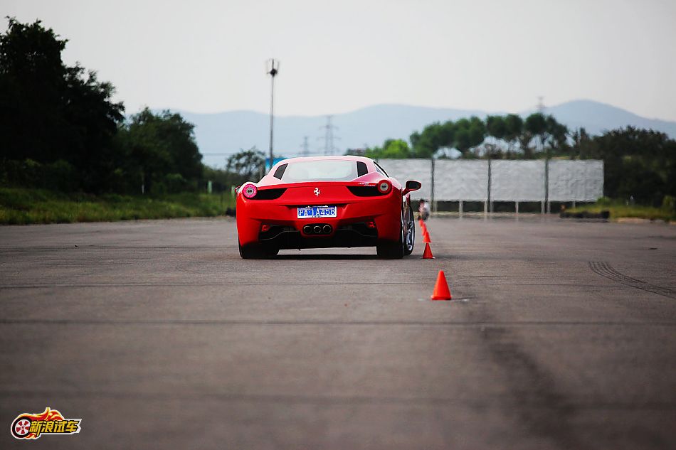 法拉利458 Italia动态图片