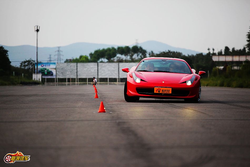 法拉利458 Italia动态图片