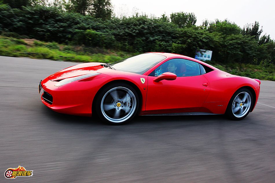 法拉利458 Italia动态图片