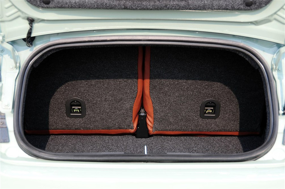 菲亚特500 2012款 1.4L AT 敞篷尊享版 空间