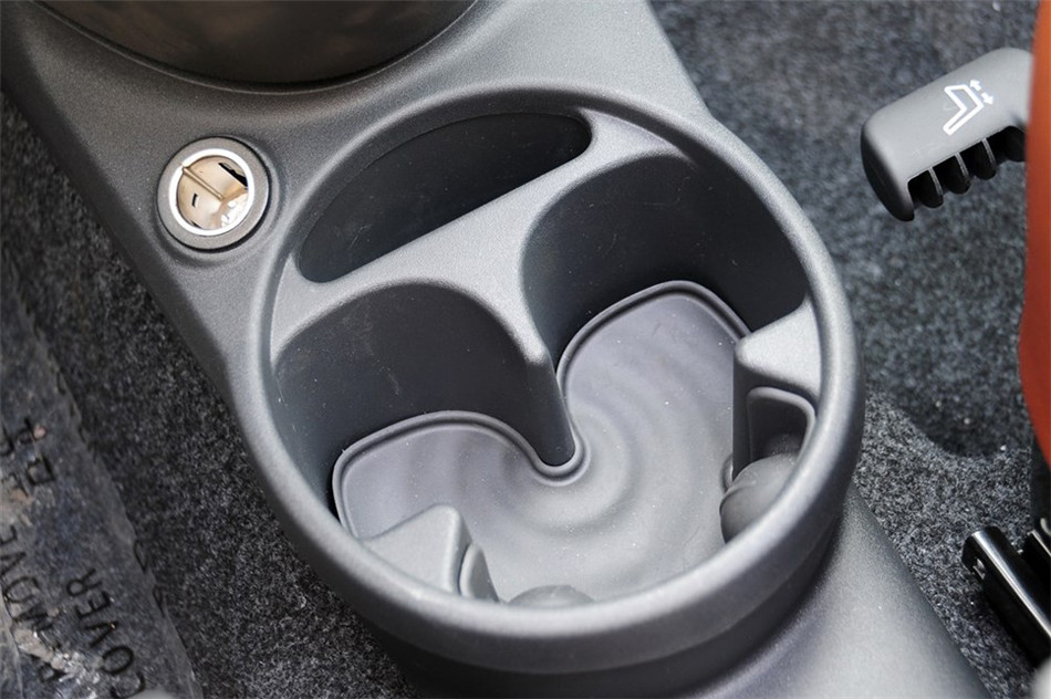 菲亚特500 2012款 1.4L AT 敞篷尊享版 空间