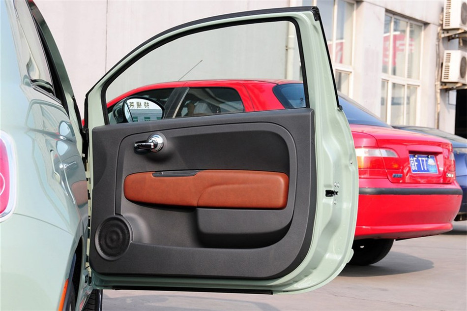 菲亚特500 2012款 1.4L AT 敞篷尊享版 空间