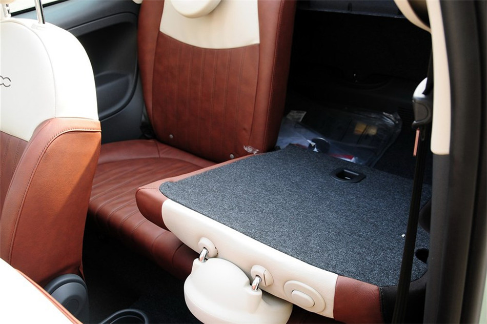 菲亚特500 2012款 1.4L AT 敞篷尊享版 空间