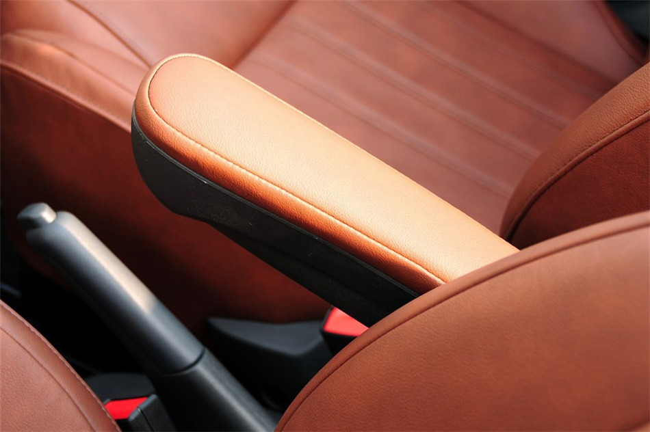 菲亚特500 2012款 1.4L AT 敞篷尊享版 空间