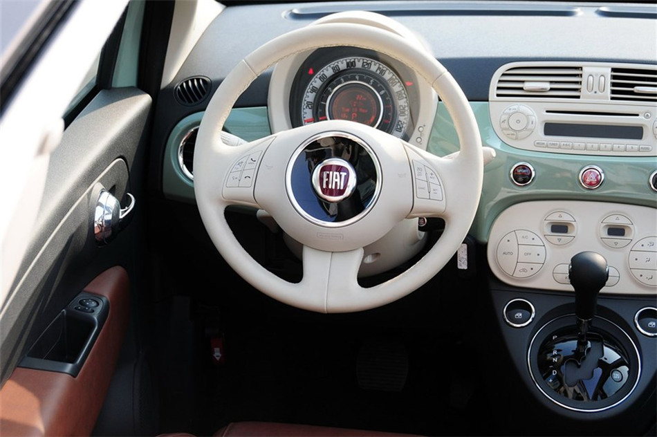 菲亚特500 2012款 1.4L AT 敞篷尊享版 内饰