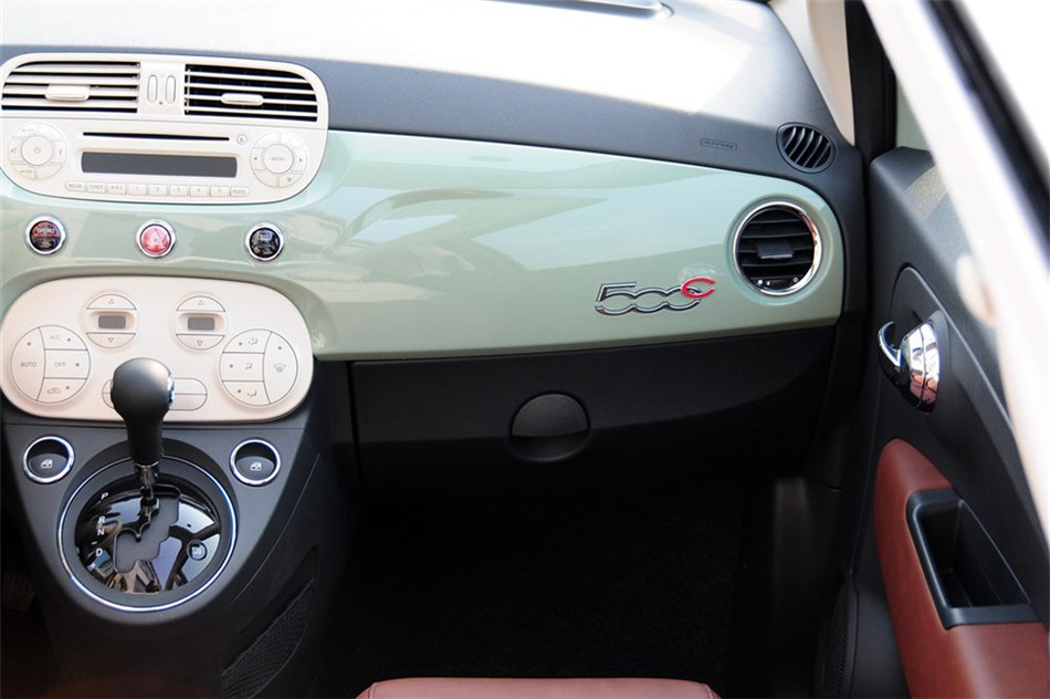 菲亚特500 2012款 1.4L AT 敞篷尊享版 内饰