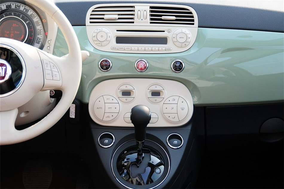 菲亚特500 2012款 1.4L AT 敞篷尊享版 内饰
