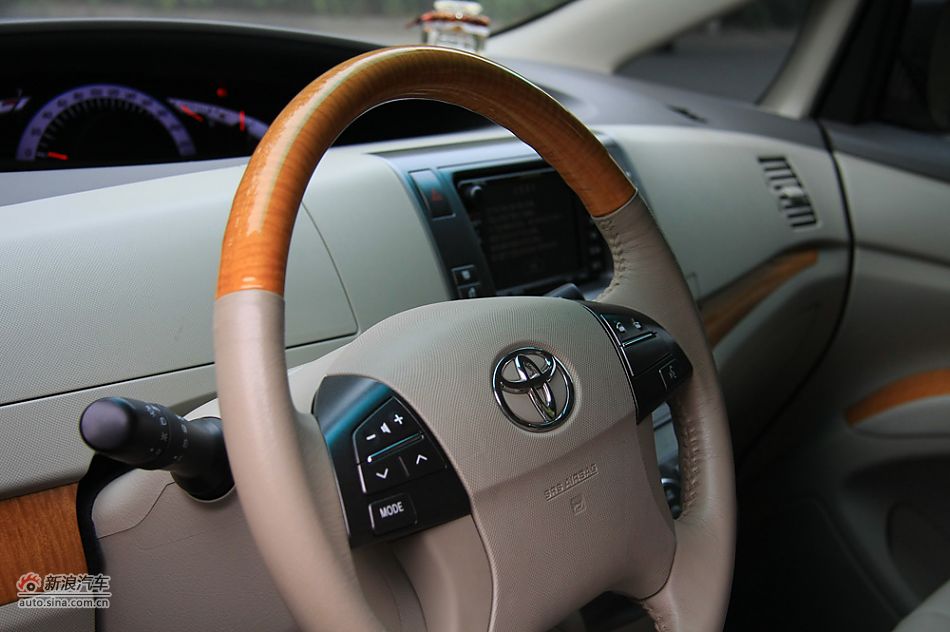 新普瑞维亚2.4AT七座豪华版