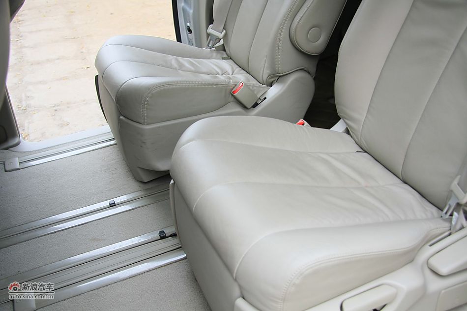 新普瑞维亚2.4AT七座豪华版
